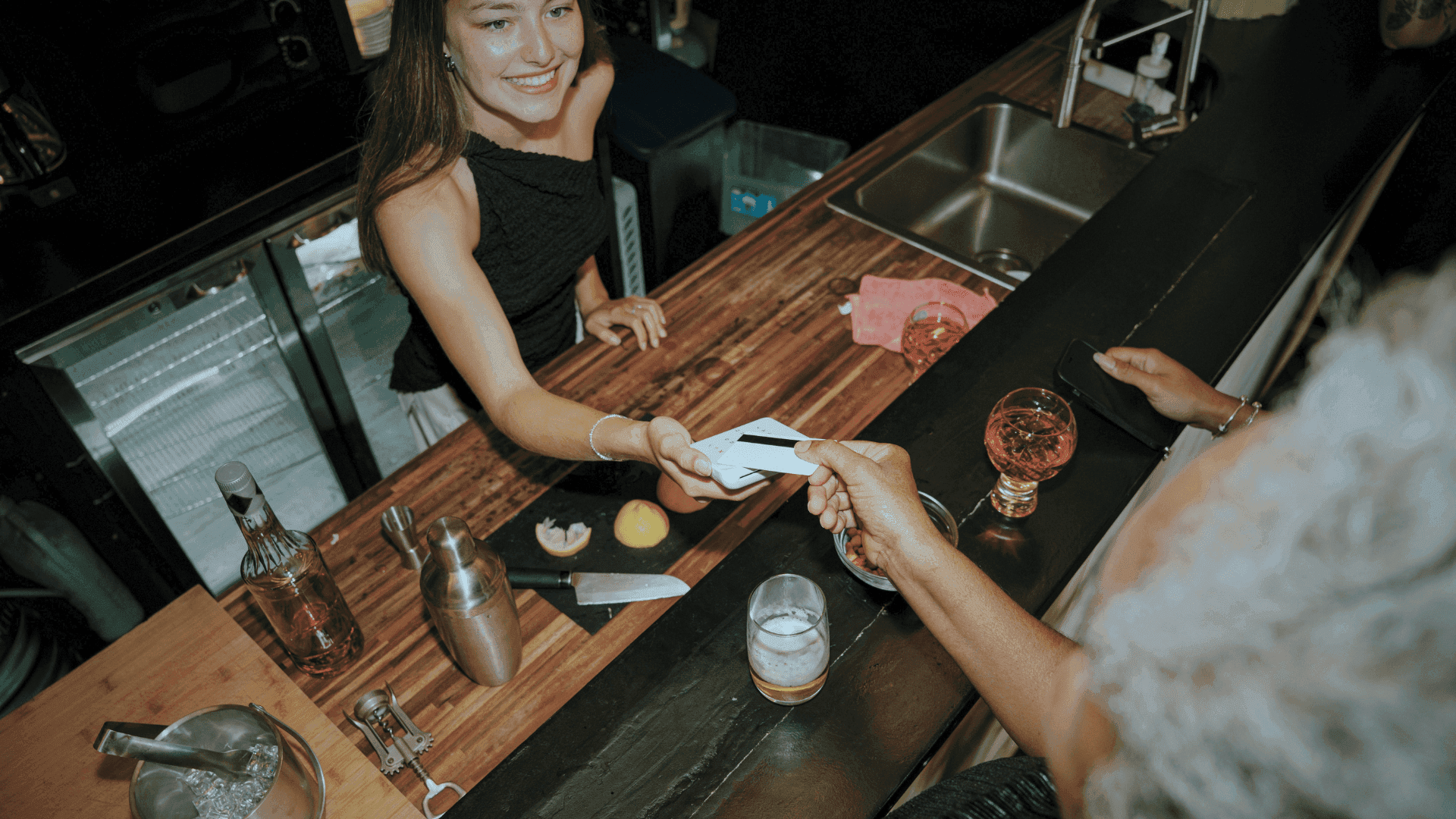 Terminale Qodeup usato per completare un pagamento al ristorante